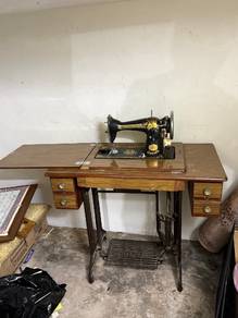Singer Antique sewing machines 
