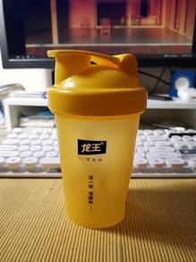 Shaker bottle tumbler with spring 带弹簧的摇瓶
