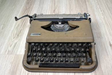 Typewriter: Vintage Rare ANTARES portable 1960s