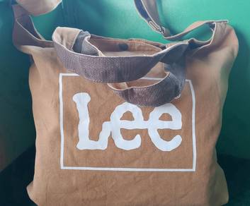 Sling bag coklat kekuningan untuk di lepaskan