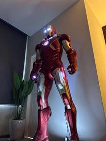 patung iron man 