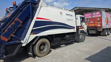 Garbage compactor truck