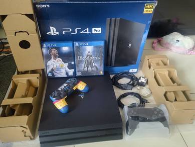 PlayStation 4 pro 1tb✅ 
2 joystick✅ 
2 cd game✅ 
B