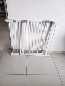 Safety gate for children and pets