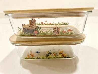 2 glass containers with wooden cover