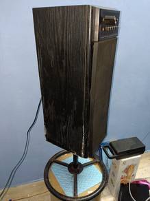 Speaker with round stand