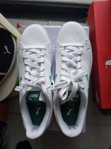 white puma sneakers