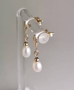 14K Gold and Freshwater Pearl Dangle Earrings 0.95
