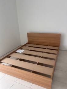 Bed frame (Queen Size, brand new!!)