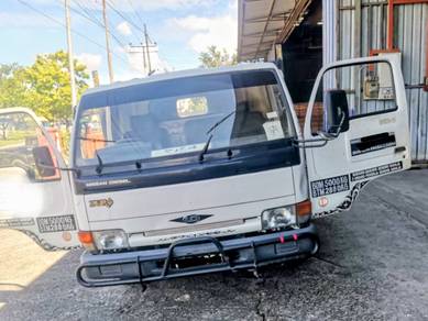 Nissan lorry 5 ton