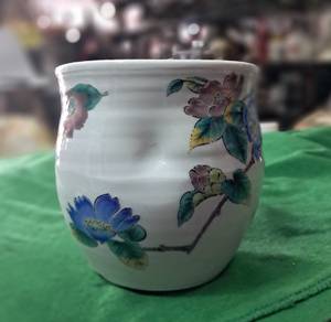 Used Kutani ware round bowl with painted floral pa