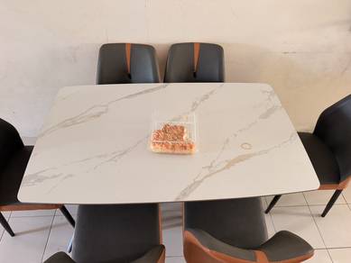 Meja Makan Used - Macam Baru, Jual Urgent