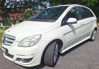 Mercedes Benz B180 180 (CBU) in Petaling Jaya, SGR