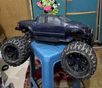 rc taraxxas summit 1/8