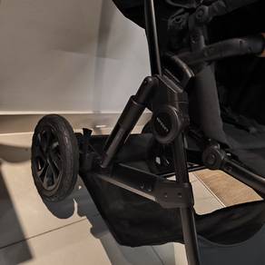 Voyager Stroller • Black with Tan Leather Handle