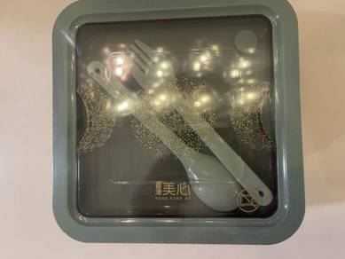 Brand new microwaveable container with cutlery