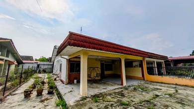Semi-Detached House For Sale in Rengit,JHR