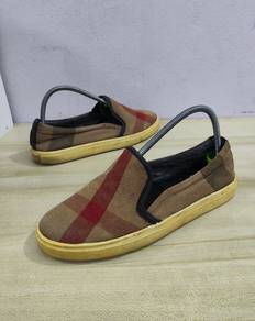 Kasut Slip-On Corak Burberry 7uk
