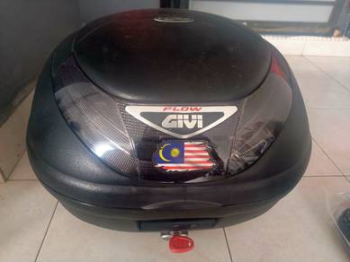 Givi box with plate