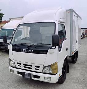 2013  Isuzu 10 kaki box (Diesel Hijau) (ada turbo)