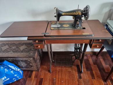Antique singer sewing machine - like new