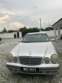 Mercedes Benz 230E in Telok Panglima Garang, SGR