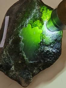 Bongkah Mentah Jadeite Hijau Muda Ais Type A