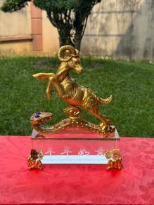 Golden Goat on Crystal Glass Base金羊如意 (玻璃底座羊)