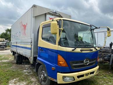 Hino 18FT Box Van Wing