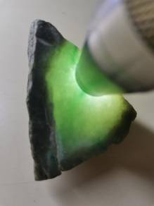 Potongan Giok Jadeite Hijau Muda Berbunga Burma