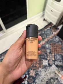 MAC Studio Fix Foundation NC20