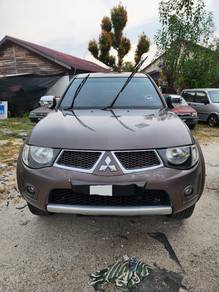 Mitsubishi Triton in Balik Pulau, PNG