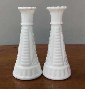 Milk glass vase 2