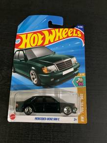 Hot Wheels Mercedes-Benz 500 E Dark Green