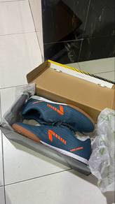 line seven futsal shoes