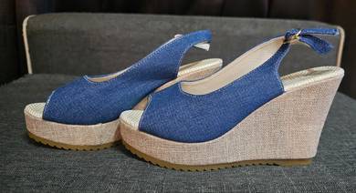 Kasut tapak tinggi New