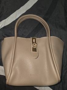 VINCCI Taupe Leather Handbag with Gold Clasp