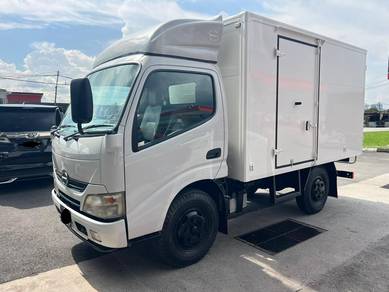 2016 Hino XZU600R BOX 10ft with steel floorboard