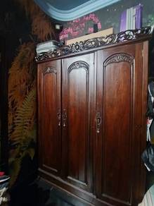 Classic Vintage Solid Wood 3-Door Wardrobe with Ca