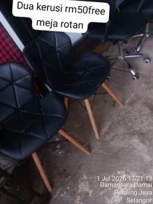 Dua kerusi cntik free meja