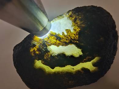 Bongkah Mentah Giok Jadeite Putih Ais Kaca Burma