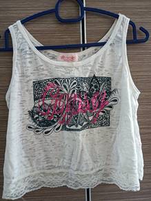 White sleeveless crop top
