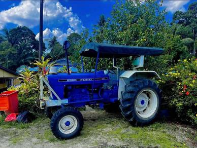 tractor dengan mesin rumput 
