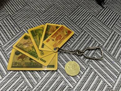 Vintage Singapore note key chain
