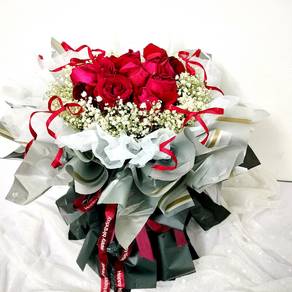 Fresh Rose & Baby's Breath Hand Bouquet