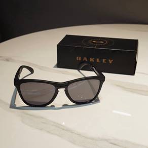 Oakley Sunglass OO9284-0855 55-17 🕶️