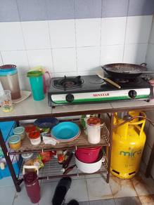 peti ais,dapur,rak dan tong gas.