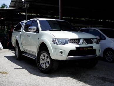 Mitsubishi Triton in Simpang Ampat, PNG