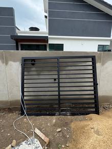 pintu pagar dan pintu depan rumah