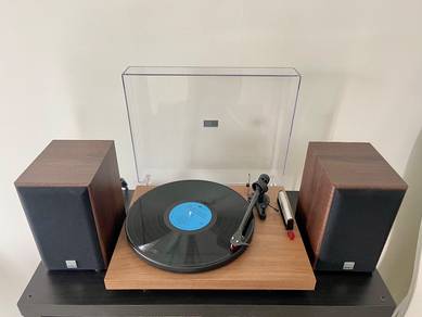 Pro-Ject Debut Carbon Evo Turntable and Speakers